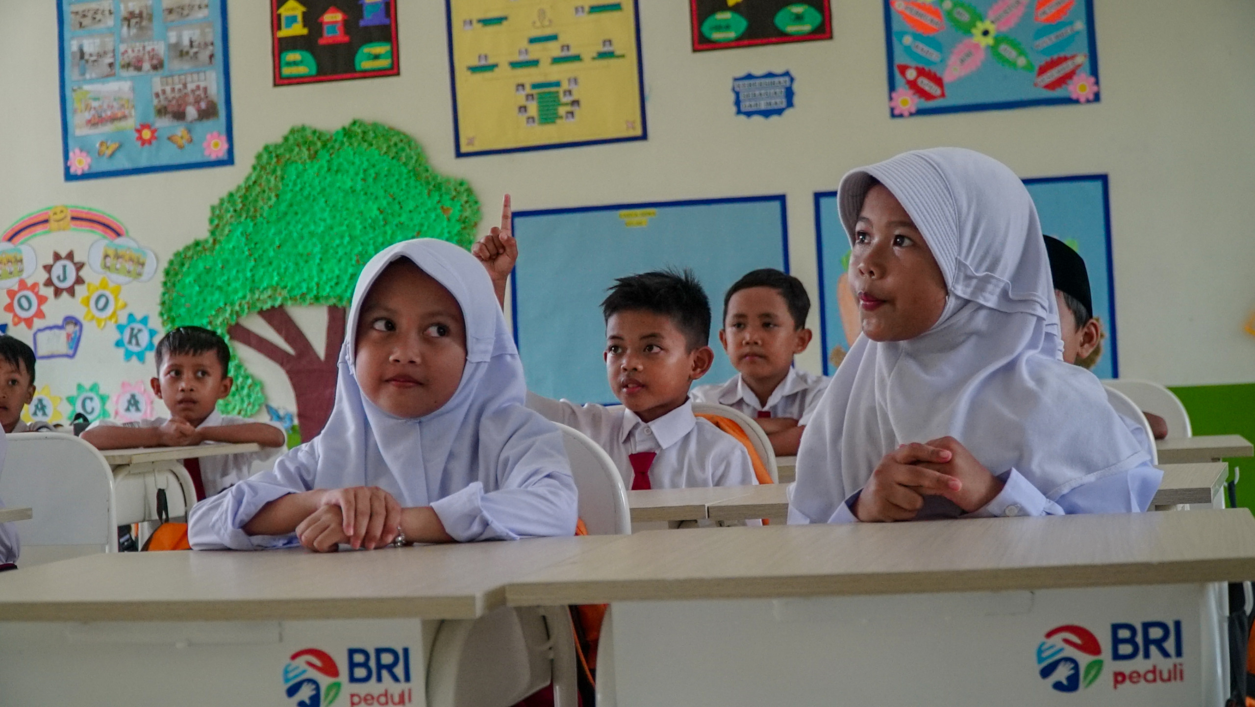 BRI salurkan bantuan beasiswa sebagai wujud komitmen dalam kemajuan kualitas pendidikan dan Sumber Daya Manusia Indonesia.