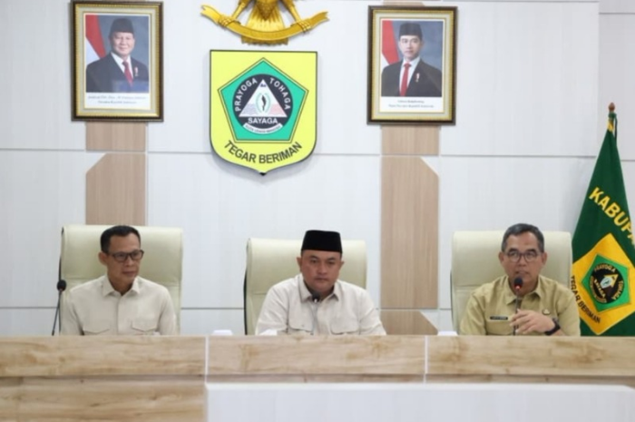 Bupati Bogor Rudy Susmanto memimpin rapat evaluasi pelaksanaan APBD tahun 2025.