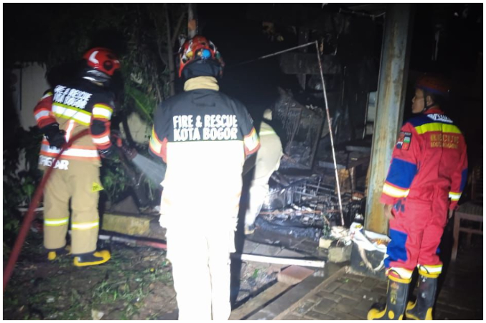 Petugas Damkar saat melakukan proses pemadaman saung warga di Ciluar yang terbakar