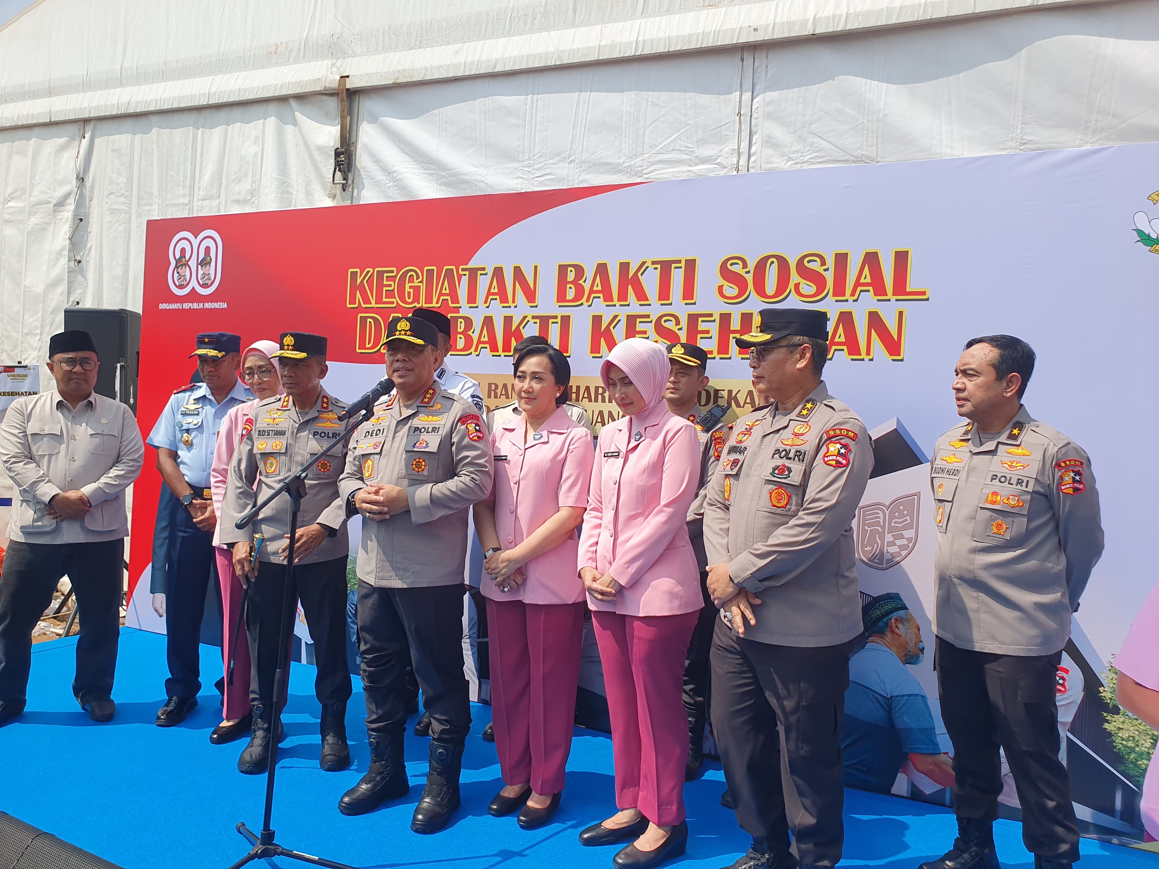 Wakapolri Komjen Dedi Prasetyo saat menyapa pelajar di wilayah Gunung Sindur, Kabupaten Bogor dalam acara peninjauan pembangunan sekolah Kemala Taruna Bhayangkara.