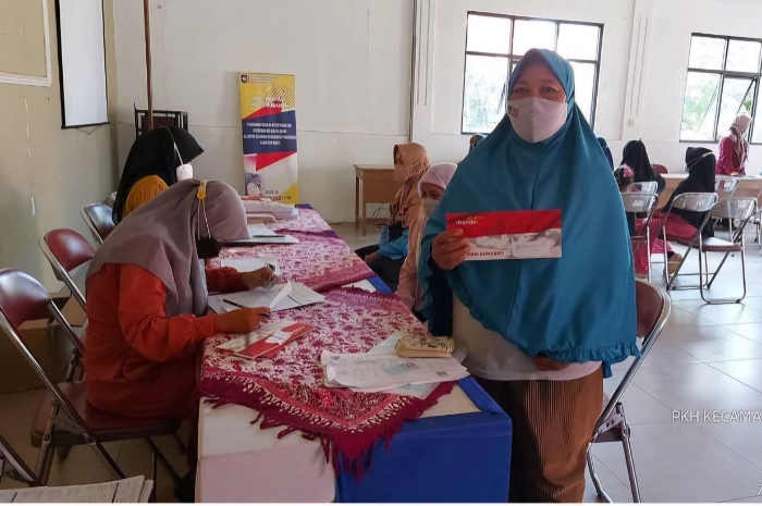 KPM menerima distribusi KKS bansos.