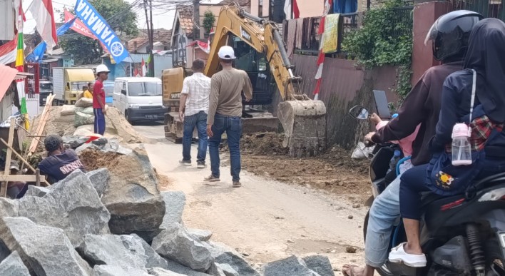Material perbaikan jalan acak-acakan sebabkan kemacetan di Jalan Abdul Fatan Desa Cinangka Kecamatan Ciampea Kabupaten Bogor
