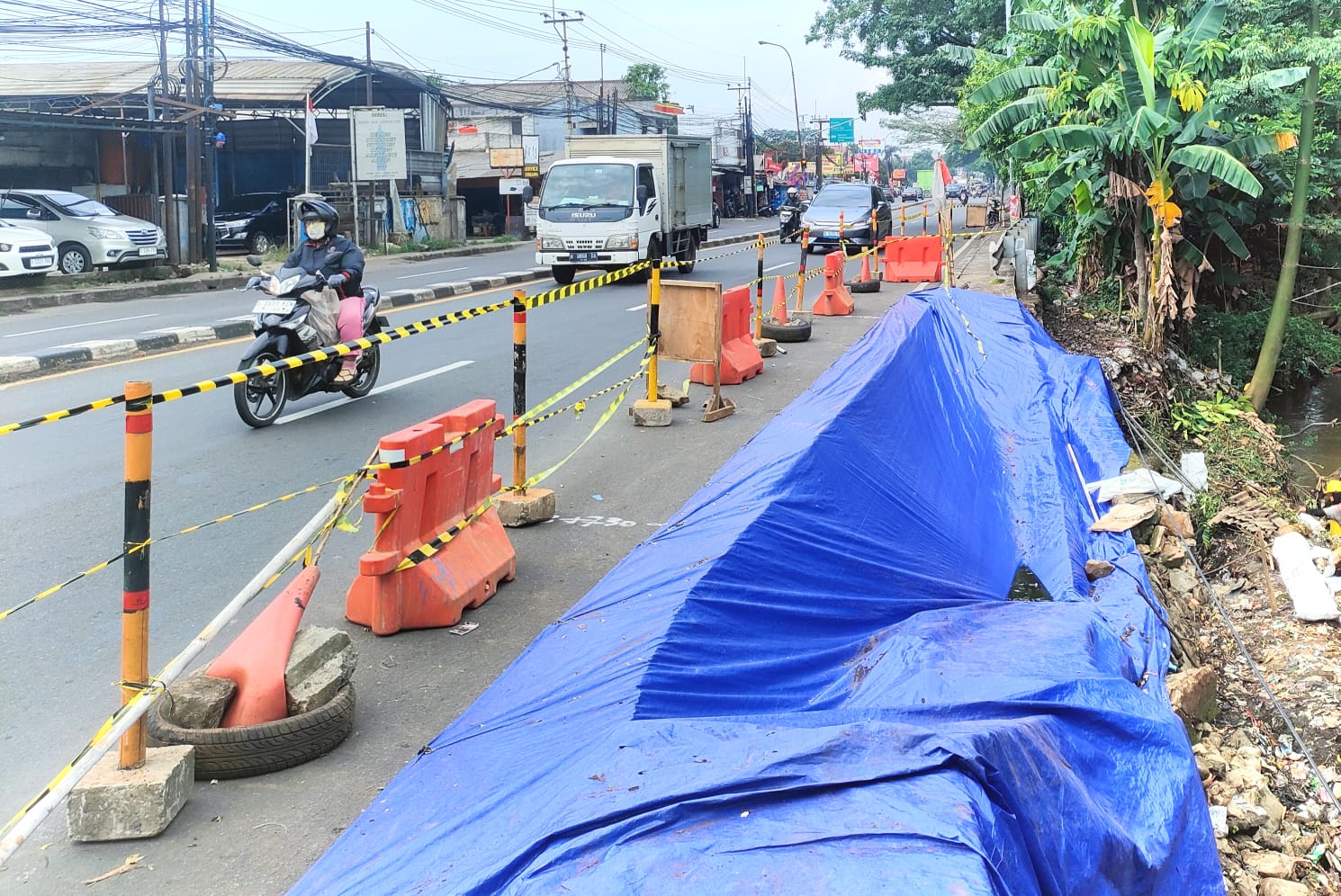 Kondisi jalan ambles di ruas Jalan Raya Jakarta Bogor, Kecamatan Cimanggis,&nbsp;Kota&nbsp;Depok.