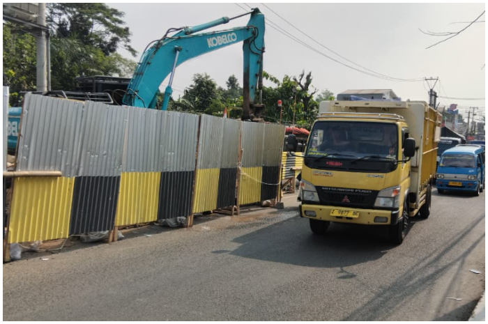 Rekayasa lalu lintas berupa sistem one way di Jalan Raya Transyogi, Cileungsi Kabupaten Bogor.
