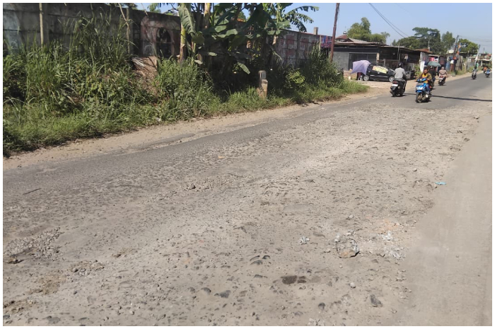 Kondisi terkini jalan perbatasan Kabupaten Bogor dan Kabupaten Bekasi, di ruas Jalan Cileungsi - Setu.