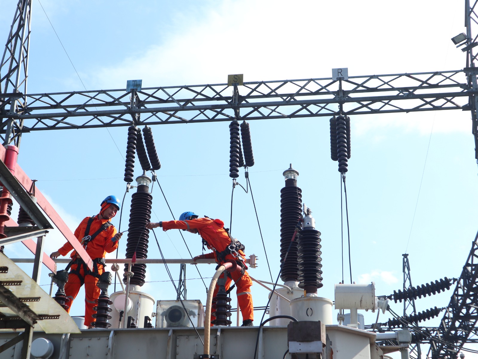 Petugas PLN ULTG Sukabumi, saat melakukan pemeliharaan jaringan untuk memastikan keandalan pasokan listrik di Cibadak Baru.