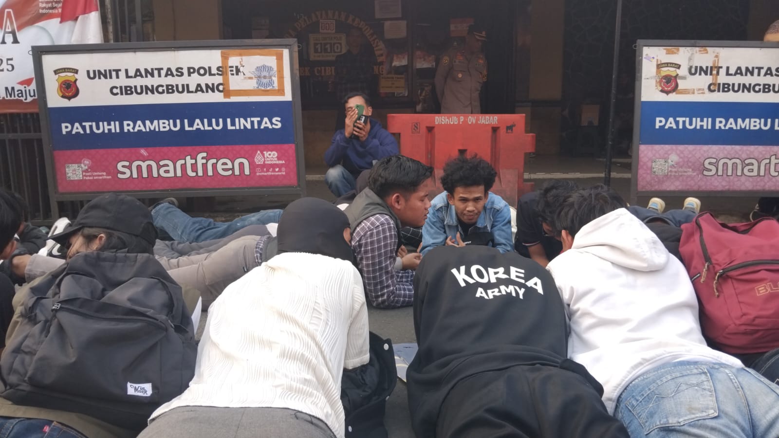 Sejumlah mahasiswa dan driver ojek online berunjuk rasa di depan Kantor Polsek Cibungbulang, Polres Bogor, Selasa 26 Agustus 2025.