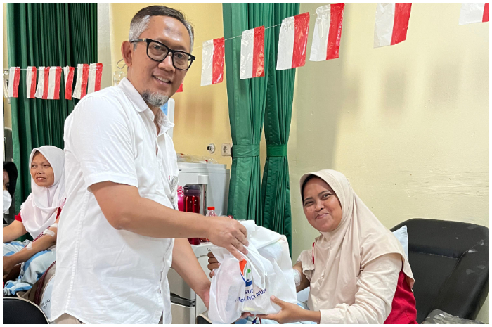 Pasien Hemodialisa mendapatkan bingkisan dari&nbsp;RSUD Raden Mohamad Noh Nur