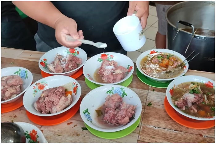 Sop Buntut Mang Uu di Jalan Achmad Sobana No.75c, Tegal Gundil, Kota Bogor, yang selalu ramai pengunjung&nbsp;