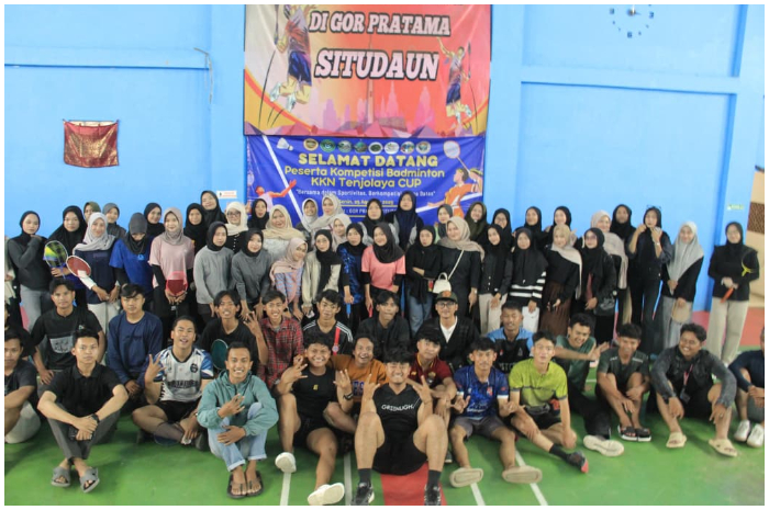 Kemeriahan Turnamen Tenjolaya Cup Badminton yang digelar KKN UIKA Bogor di Gor Pratama, Desa Situdaun, Kecamatan Tenjolaya.