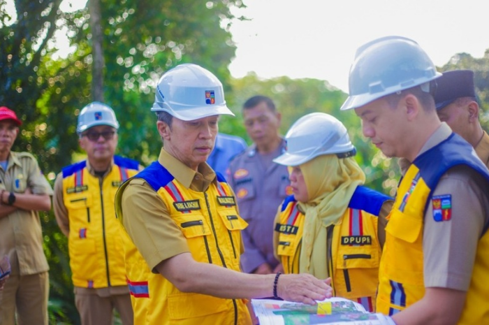 Wali Kota Bogor saat meninjau titik akhir Jalan Lingkar Dalam Kota Bogor (BIRR).