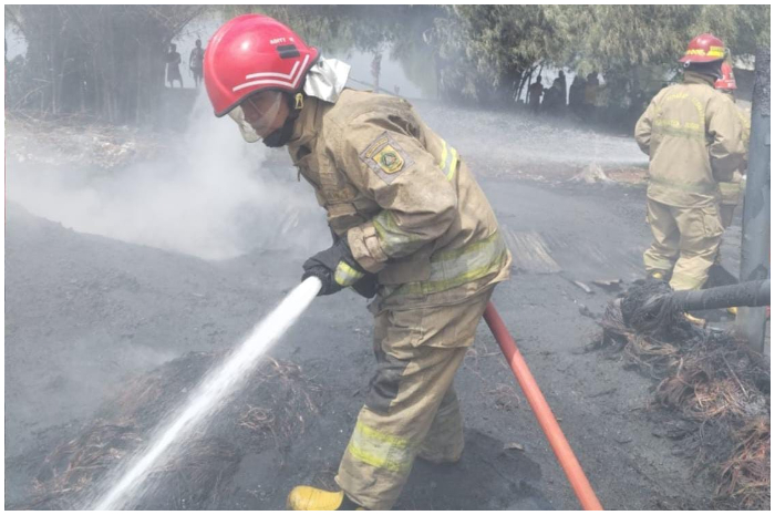 Proses pemadaman api di lapak rongsokan yang berada di Bojonggede, Kabupaten Bogor