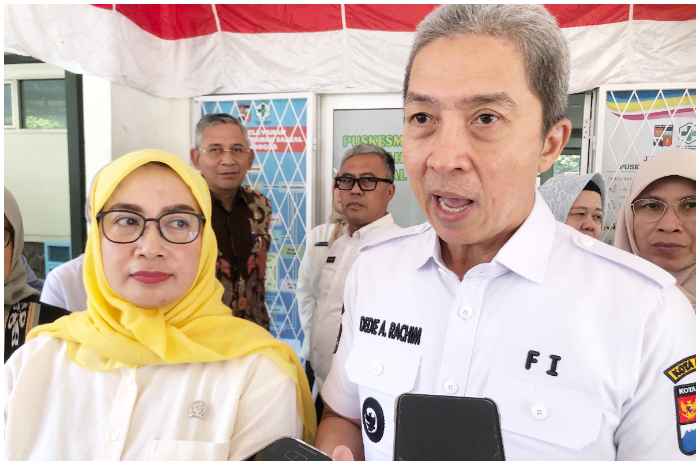 Wakil Ketua Komisi IX DPR RI saat melakukan monitoring pelaksanaan program pemeriksaan kesehatan gratis di Puskesmas Tanah Sareal