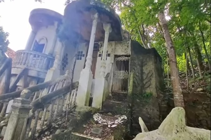 Rumah mewah yang kondisinya terbengkalai di Sukabumi, Jawa Barat.&nbsp;