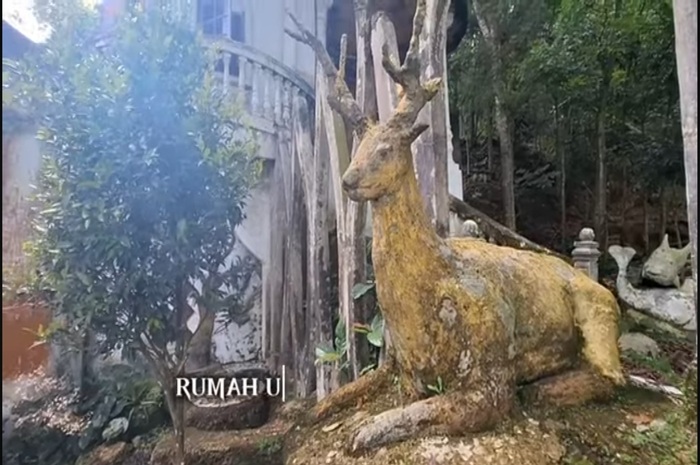 Rumah mewah terbengkalai di Sukaraja, Sukabumi Jawa Barat dengan patung raksasa.