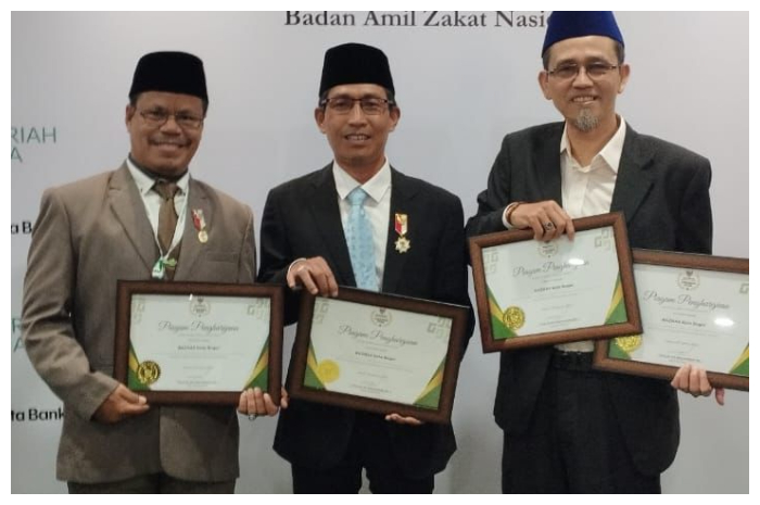 Ketua Baznas Kota Bogor (Tengah) saat menerima penghargaan di ajang Baznas Award 2025.