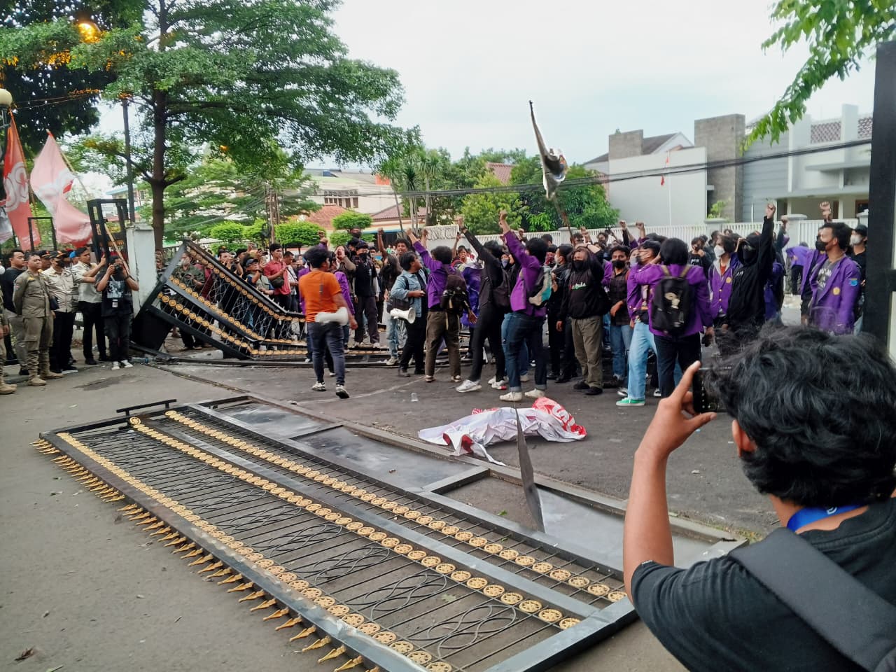Puluhan massa aksi merobohkan pagar Gedung DPRD Kota Bogor, Rabu 28 Agustus 2025.