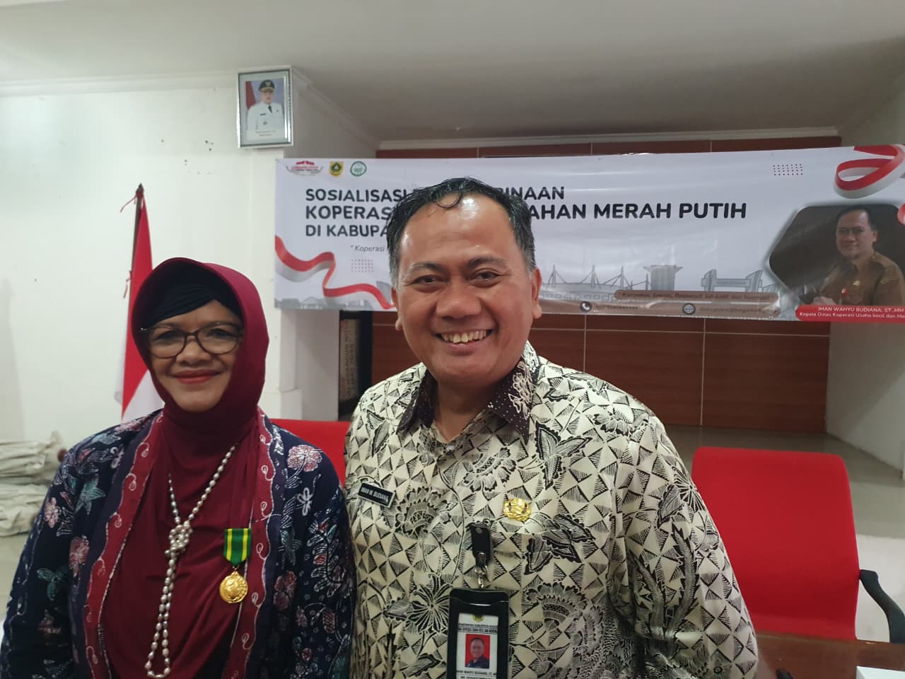 Kepala Dinas Koperasi dan UKM Kabupaten Bogor, Iman Wahyu Budiana bersama Ketua Koperasi Sayaga Korpri Kabupaten Bogor, Maryeni saat dimintai keterangan.