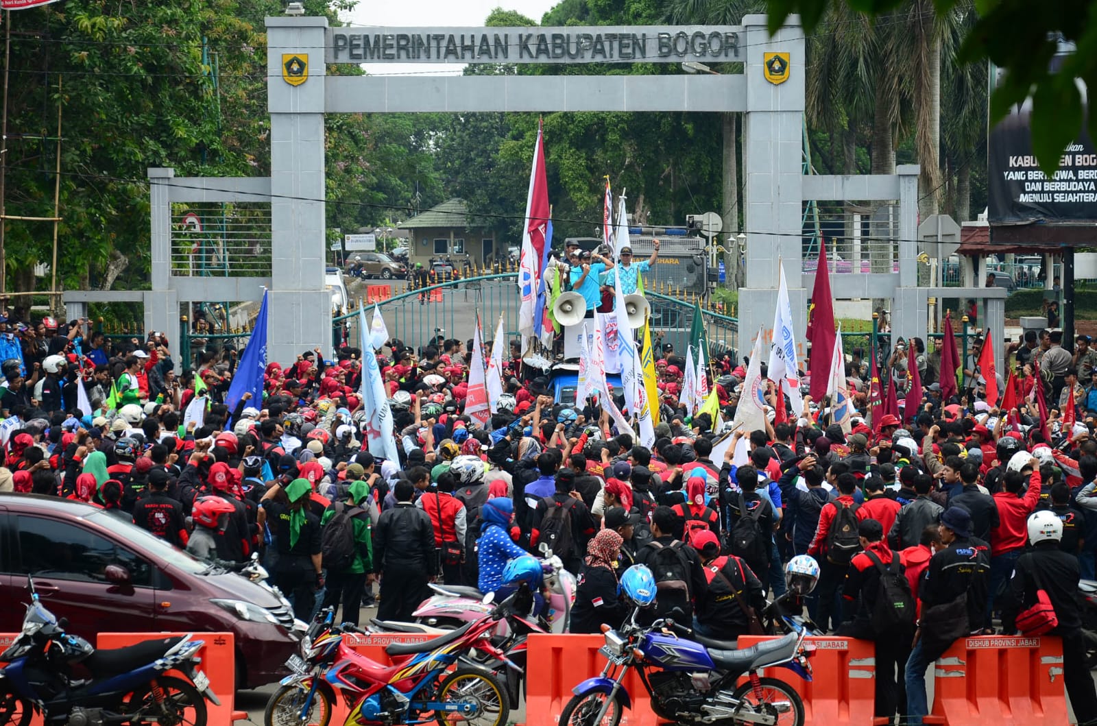 Ratusan buruh saat aksi menuju Komplek Pemkab Bogor.