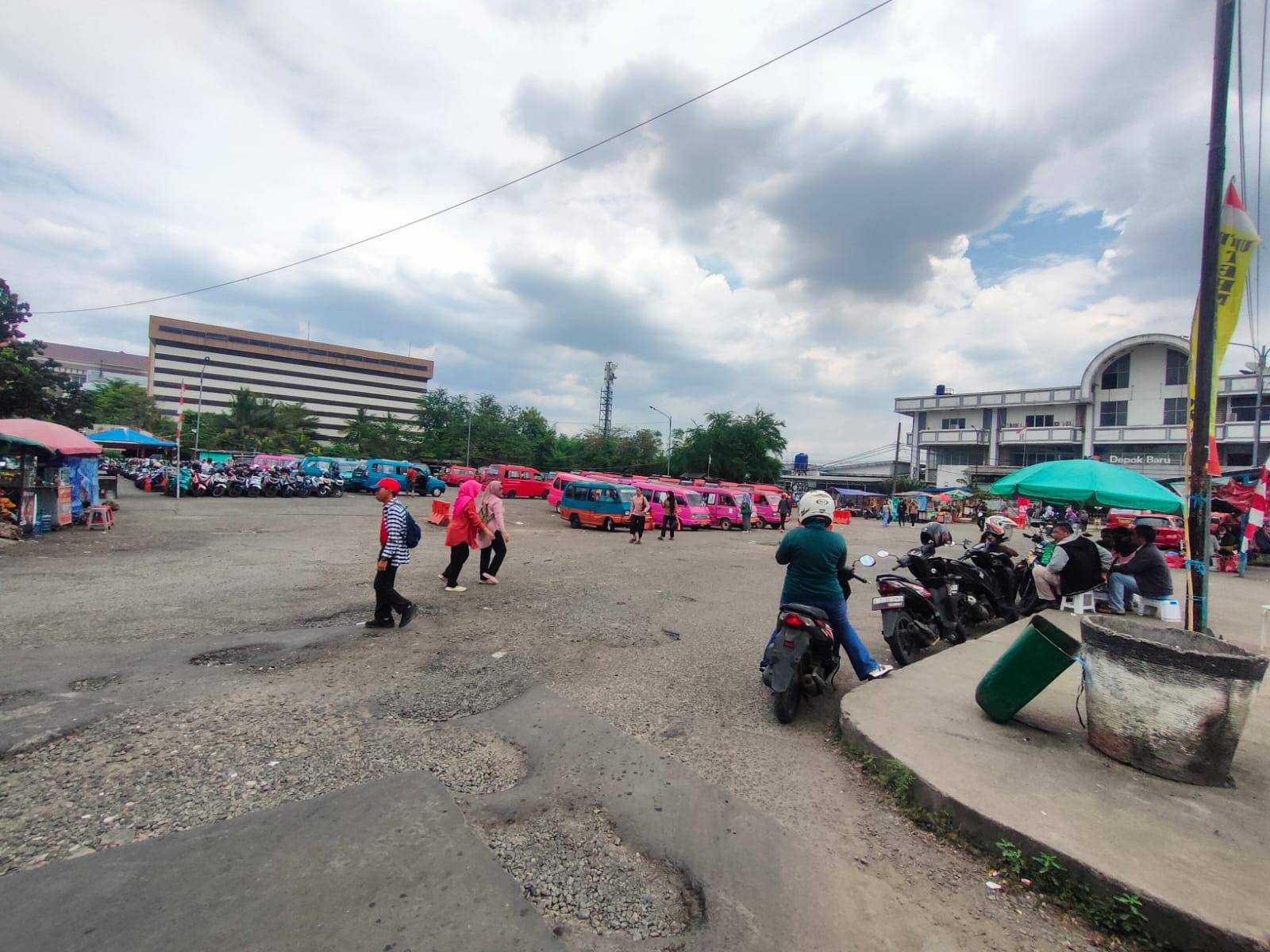 Jalan rusak di area Terminal Depok dan Stasiun Depok Baru