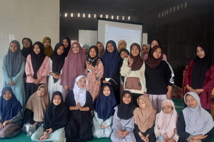 KOMPAK : Dosen Pendidikan IPA Umbara Dewiantika Azizah berfoto bersama.