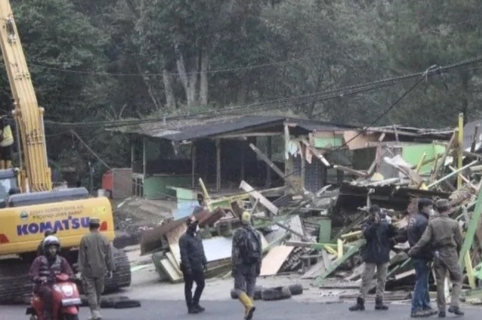 Suasana penertiban bangunan liar di Jalur Ciater.&nbsp;