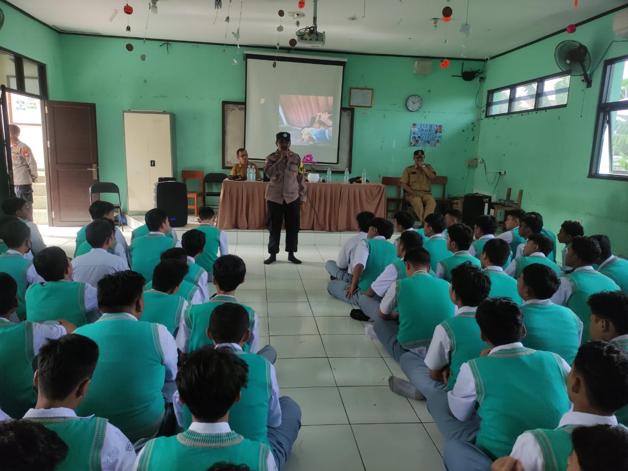 Polisi datangi sejumlah sekolah untuk melarang pelajar ikut aksi demo di Jakarta, Kamis&nbsp;23&nbsp;Agustus&nbsp;2025.