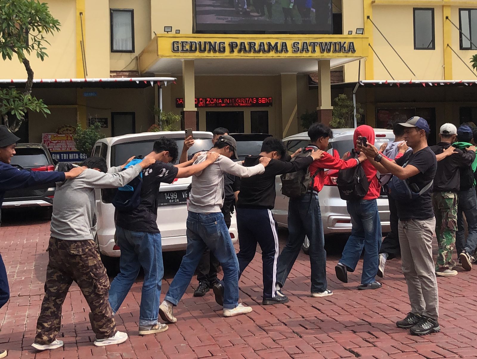 Diduga hendak ikut demo di DPR RI Jakarta, puluhan pelajar saat diamankan di Mako Polresta Bogor Kota, Kamis 28 Agustus 2025.