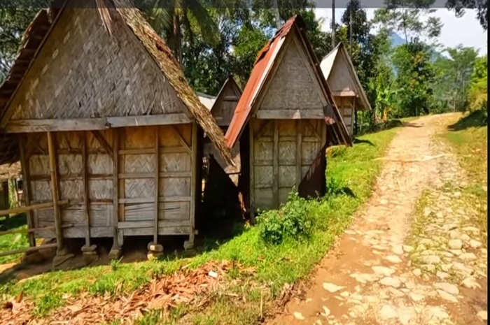 Kampung Adat Urug sebuah kampung adat tertua di Bogor.