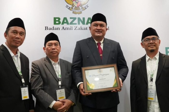 Bupati Bogor menerima penghargaan sebagai Kepala Daerah Pendukung Baznas