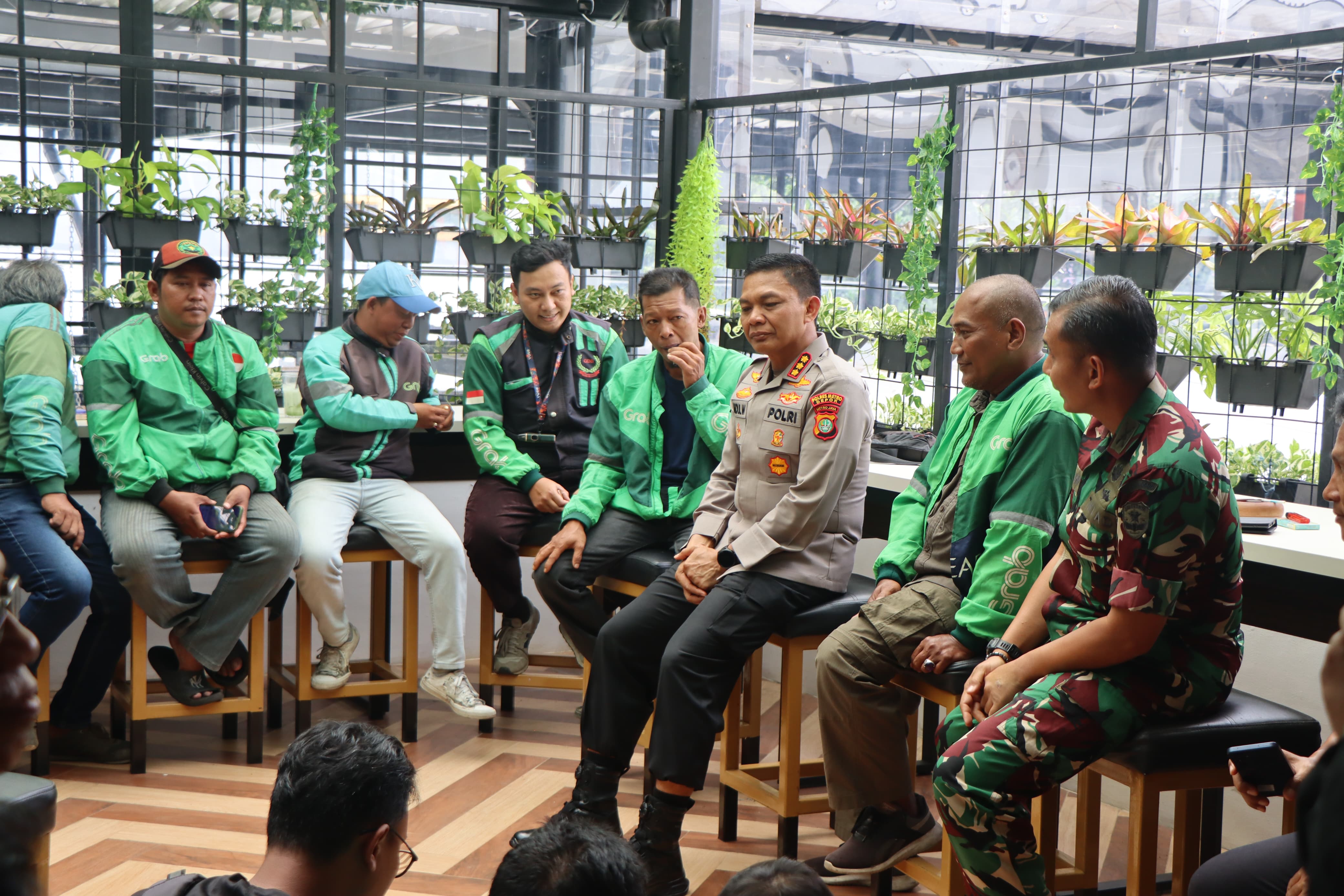 Kapolres Metro Depok dan Dandim Depok temui Komunitas Ojol Pancoranmas, untuk melakukan doa bersama buat Almarhum&nbsp;Affan.