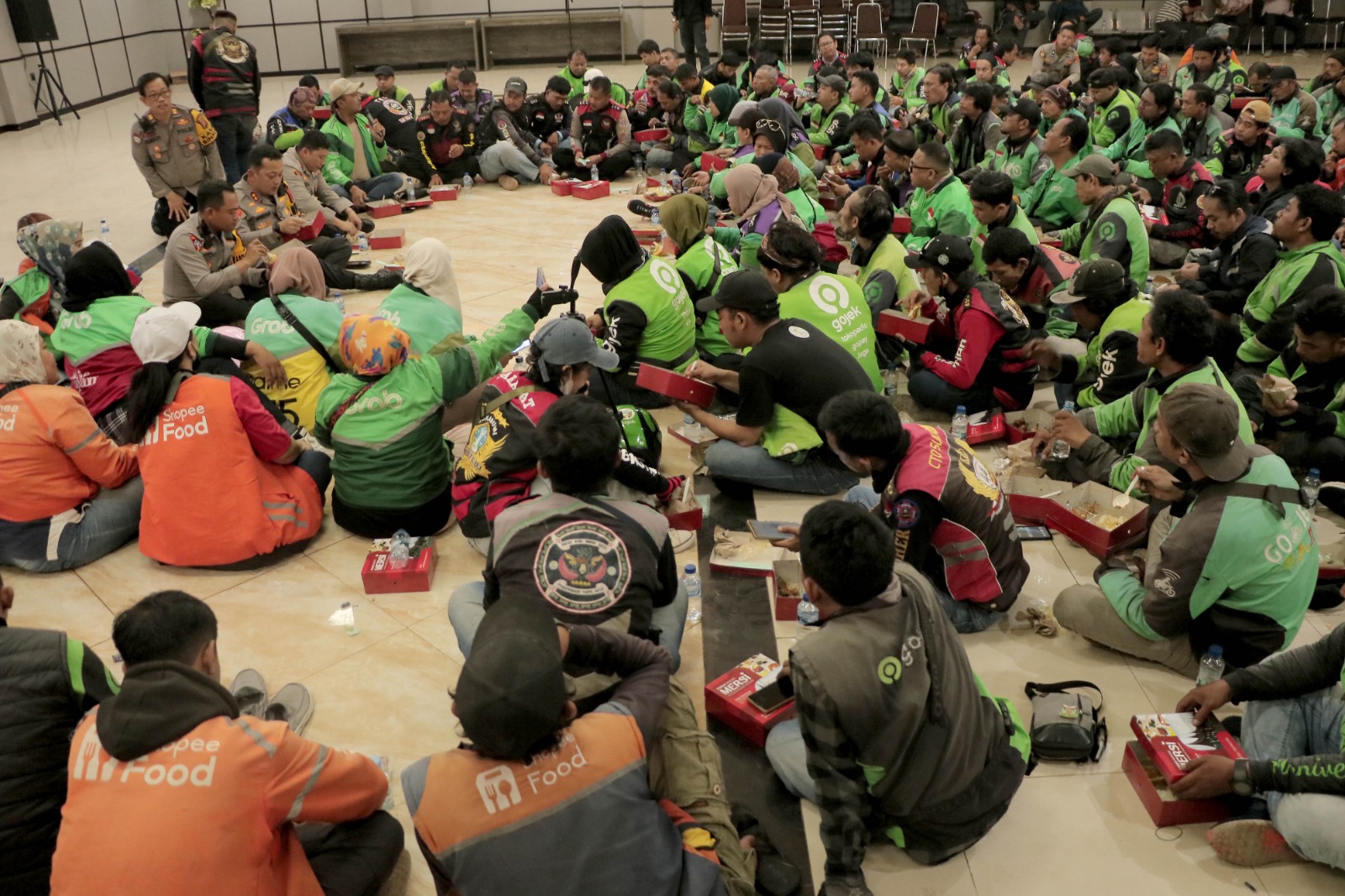 Sejumlah pengendara ojek daring datangi Mapolres Bogor, Cibinong, Kabupaten Bogor, Jawa Barat, Jumat 29 Agustus 2025.
