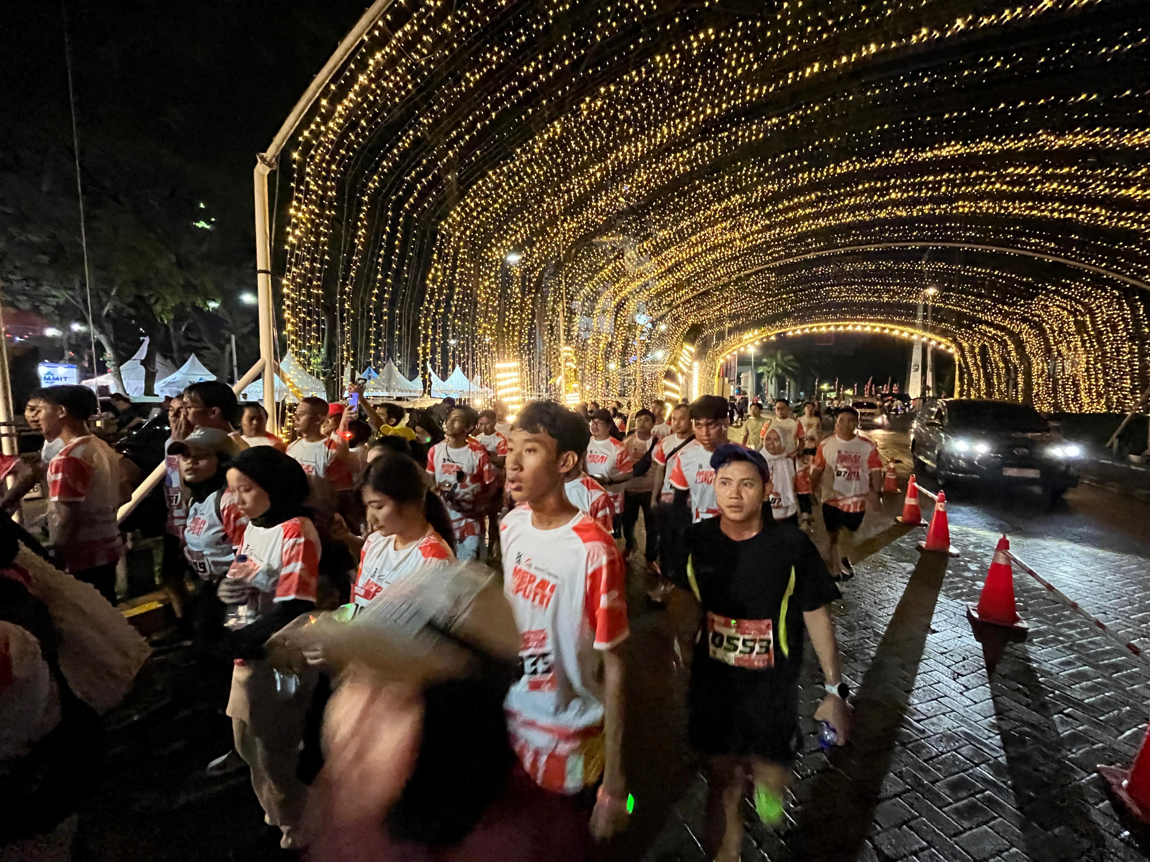 Peserta berlari menikmati suasana malam Kota Bogor dalam Merah Putih Night Run 2025.