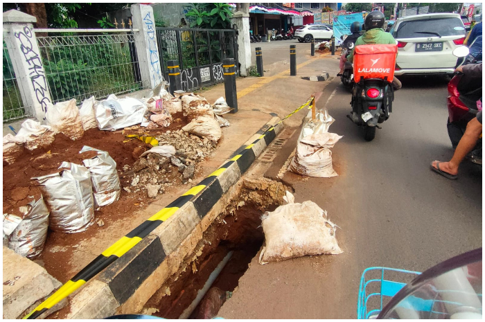 Salah satu titik galian kabel tanpa pengaman di Jalan Kartini Kota Depok.