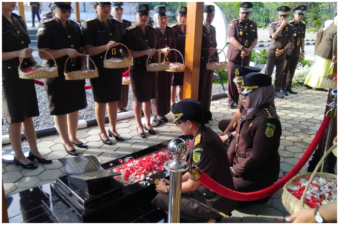 Proses tabur bunga oleh jajaran Kejaksaan di Pusara Adhyaksa, Pondok Rajeg, Kecamatan Cibinong, Kabupaten Bogor, Jum