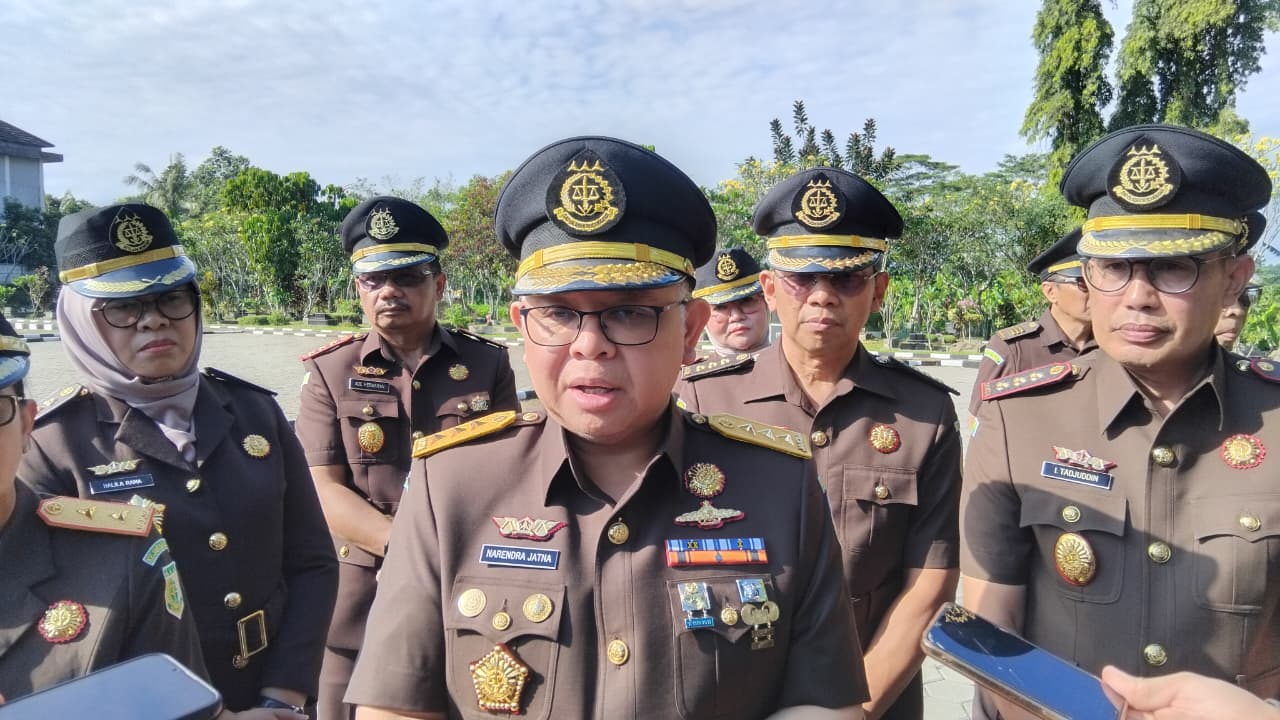 Jaksa Agung Muda Bidang Perdata dan Tata Usaha Negara, Dr. R. Narendra Jatna saat memberikan keterangan kepada Radar Bogor di Pusara Adhyaksa, Cibinong, Kabupaten Bogor, Jumat 29 Agustus 2025.