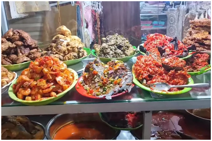 Beragam menu di Rumah Makan Padang Beringin Elok Pasar Anyar Bogor.