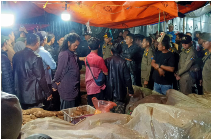 Operasi malam untuk menertibkan pedagang kaki lima di Pasar Bogor.