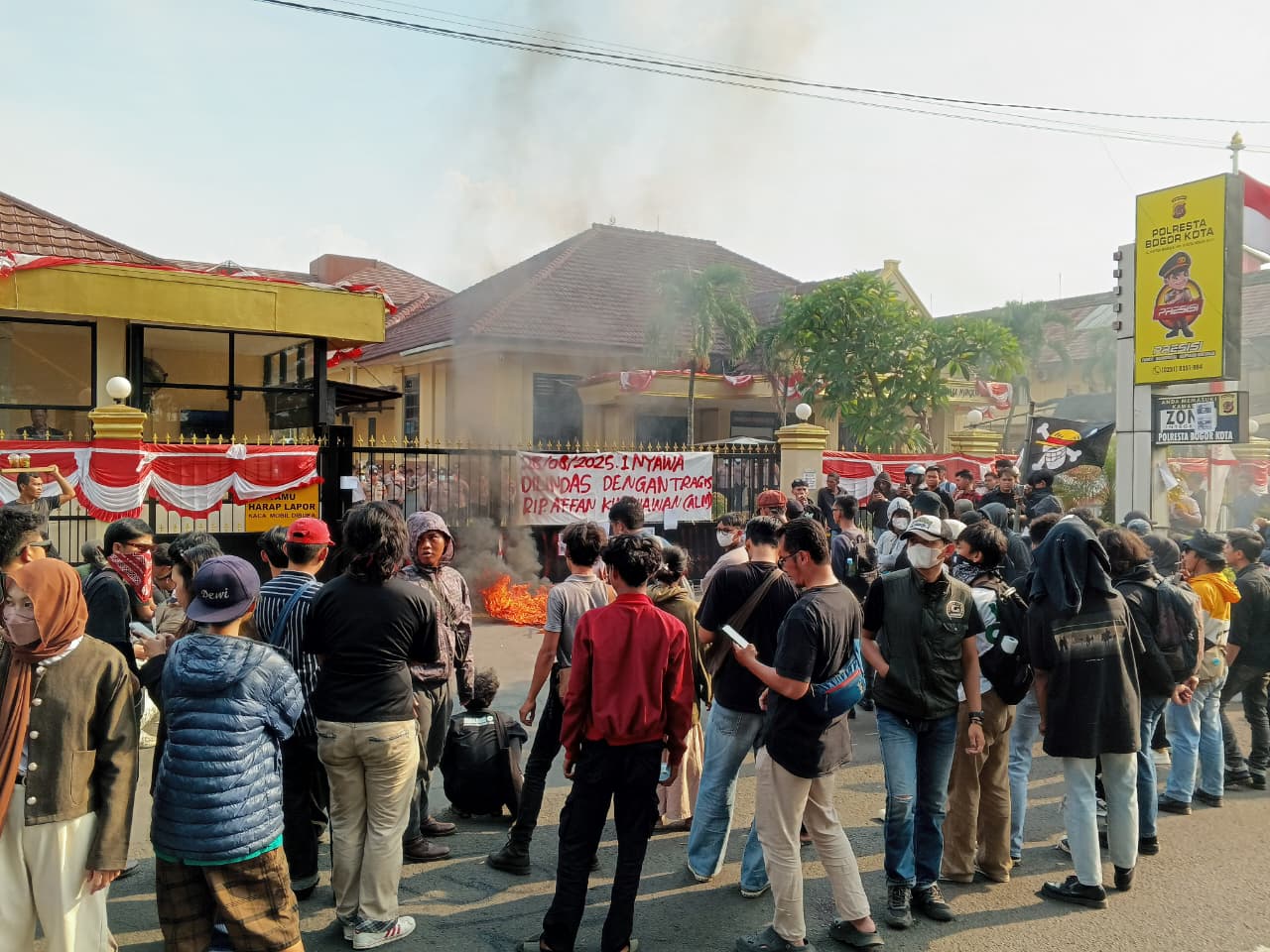 Puluhan massa aksi lintas profesi menggelar demonstrasi di depan Mapolresta Bogor Kota, Jumat 29 Agustus 2025.
