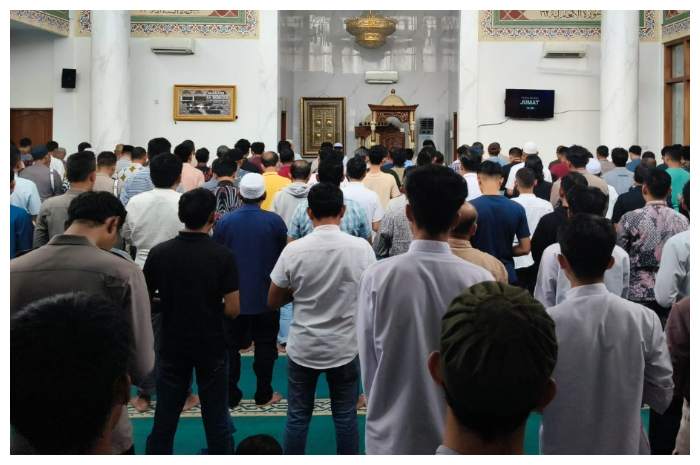 Sejumlah masyarakat dan polisi dari Polres Metro Depok menggelar salat gaib untuk almarhum driver ojol, Almarhum Affan Kurniawan.