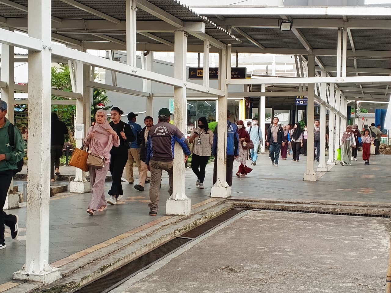 Situasi Stasiun Bogor di tengah kepulangan awal pekerja dari Jakarta, mengantisipasi demo besar-besaran masyarakat.