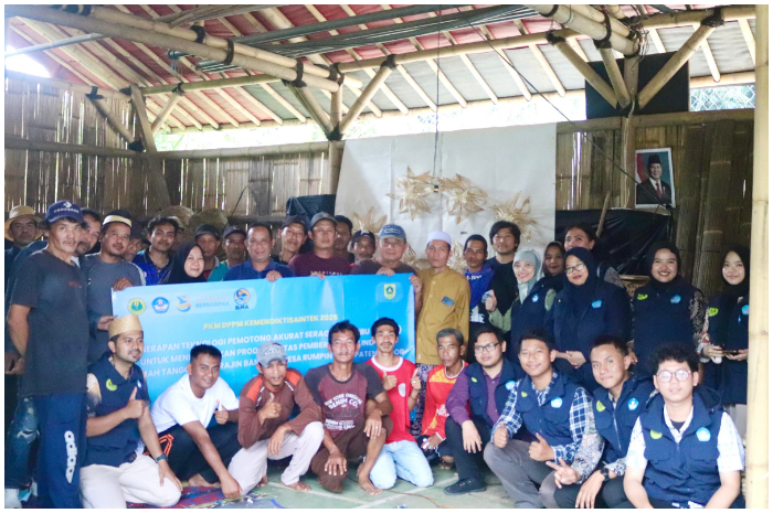 Tim PKM Fakultas Teknik UNJ saat mengadakan&nbsp;program Pemberdayaan Kemitraan Masyarakat di Desa Rumpin.