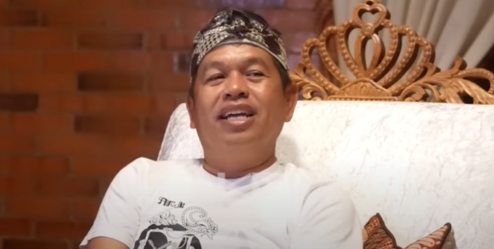 Gubernur Jawa Barat Dedi Mulyadi membuat Kokom Komariah tersipu malu