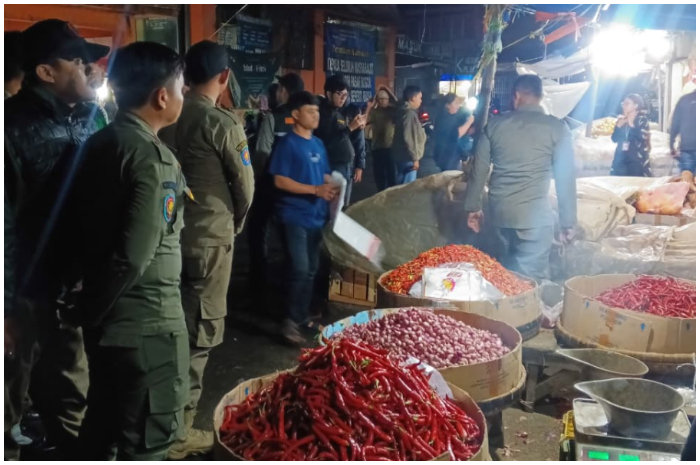 Operasi malam untuk menertibkan pedagang kaki lima di Pasar Bogor.