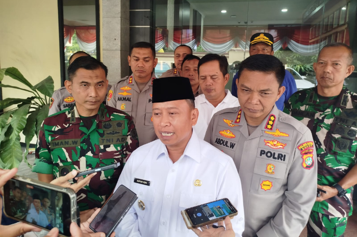 Wali Kota Depok Supian Suri, Kapolres Metro Depok Kombes Pol Abdul Waras dan Dandim 0508/Depok Kolonel Inf Iman Widhiarto mengimbau masyarakat menjaga kondusifitas.