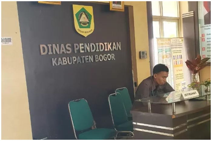 Kantor Disdik Kabupaten Bogor. Oknum guru di SDN Pajeleran 01 yang diduga lakukan diskriminatif telah dinonaktifkan.