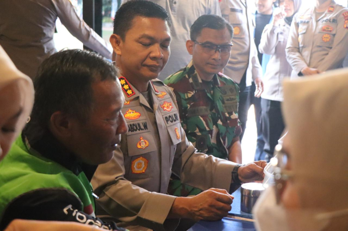 Kapolres Metro Depok Kombes Pol Abdul Waras dan Dandim 0508/Depok Kolonel Inf Iman Widhiarto mengikuti kegiatan donor darah pada Minggu, 31 Agustus 2025.