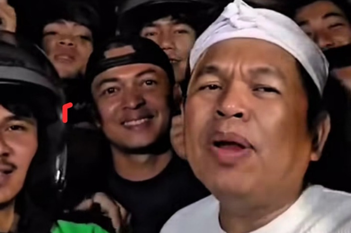 Gubernur Jabar bersama massa pendemo