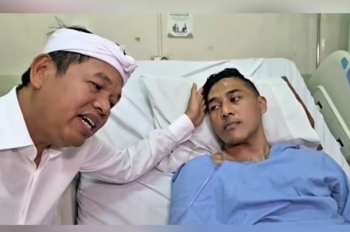 Gubernur Jawa Barat Dedi Mulyadi memberikan bantuan kepada Ilham Renald, warga Bandung.
