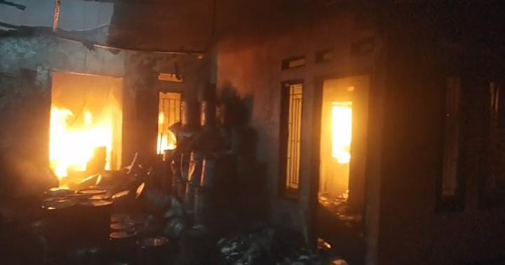 Kebakaran saat terjadi di workshop dan rumah milik warga di Klapanunggal.